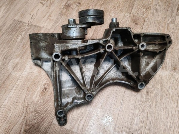 Кронштейн генератора Nissan Terrano 2018 8201033565 F4R Nissan Terrano 